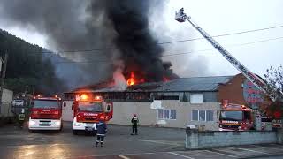 Incendio de nave comercial en Cartes