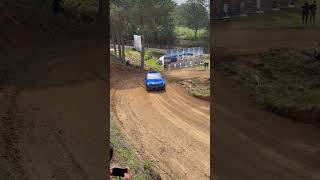 Subaru WRX haciéndola de Rally