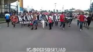 Keren K-conk dan Bobotoh Keliling Stadion Jalak Harupan saling Balas chant