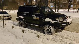 В Киеве выпал снег.Завожу УАЗ Патриот после недельного простоя под снегом.Раскатываю выезд из двора.