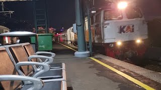 Perjalanan Malam Dari Stasiun Gambir Menuju Stasiun Kroya Menggunakan Kereta Api Purwojaya.