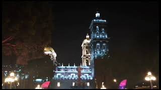 Una noche en el centro de Puebla, frente a la Catedral