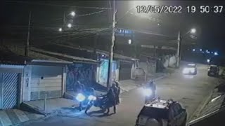 Policial é cercado por duas motos e reage a tentativa de assalto