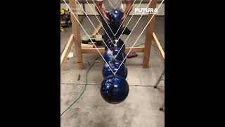 Pendule de Newton avec des boules de bowling !