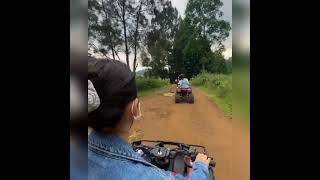 SANDINNA DAN SELLY MENIKMATI SUASANA DI PUNCAK DENGAN NAIK MOTOR ATV