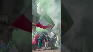 🇮🇷Iranian dissidents gathering in front of the Israeli Embassy in London to celebrate the airstrike