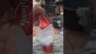 Tehbotol sosro campur es batu sambil mandangin ayam ketawa