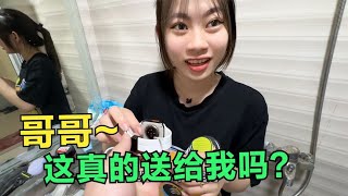 中国科技拿下越南妹子，送她1块智能手表，开心的直往我怀里钻！