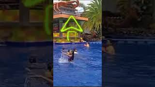 Lagi berenag tiba tiba ada kepiting raksasa diatas kolam renang waterboom