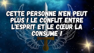 Cette personne n'en peut plus ! Le conflit entre l'esprit et le cœur la consume !