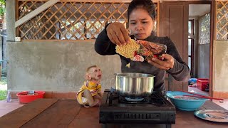 ATong Sit Anxi0usly Stare Mom Make Fast Food Noodle Soup