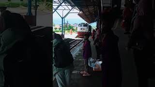 Kereta Kamandaka Memasuki Stasiun Purwokerto