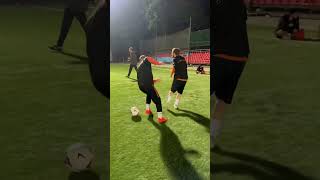 Саньков разминается перед игрой с 2D #медиалига #football #sports