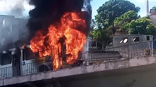 Incêndio atinge ônibus em cima de um viaduto