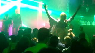 Regi crowdsurfing @ Carre #Qliveweek