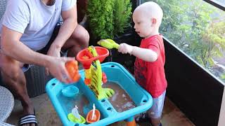 Pretent play with sand and water table