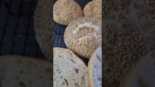 Mini- Brot mit Sesam, Brot backen mit wenig Hefe #brotbacken #brot #brötchen #bread