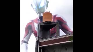 ultraman bagi bagi takjil..siapa yg mau??