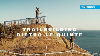 TRAILBUILDING, DIETRO LE QUINTE