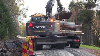 Volvo EW160E loading Scania R500 V8 with rocks