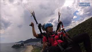 Jessica voando de parapente em São Vicente.