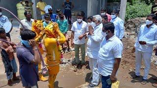 మోహర్రం పీరీల పండుగలో పులిరాజు తో అటాడిన తాటిపర్తి జీవన్ రెడ్డి T Jeevanreddy with Lioncap man