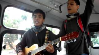 Artistas callejeros en Bogotá  Músicos en el bus   YouTube 720p]