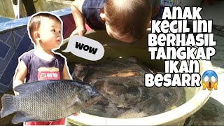 MENANGKAP IKAN DIRUMAH 💙 main ikan di kolam dzaky senang dapat ikan besar | MEMANCING IKAN