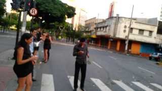 Formatura do Lucas, Engenharia Elétrica - Esperando o Mercado Central abrir pra tomar uma gelada.