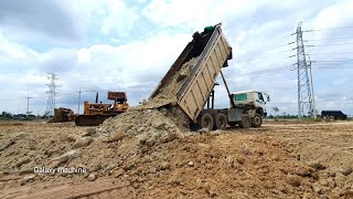 incredible heavy dump track 25T Removing soil and Extreme Heavy Dozer Dozer working push soil into.