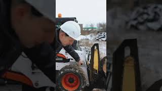 ТАК И РУКИ может отрезать. ПИЛА и ТОПОР на bobcat s550. #shorts