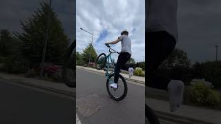 He’s crazy without shoes😅🔥 #wheelie #noshoesgang #shorts #viral #tricks #bikelife