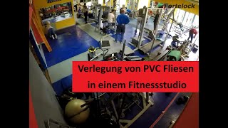 Verlegung der PVC Fliesen Fortelock Industrie In einem Fitnessstudio