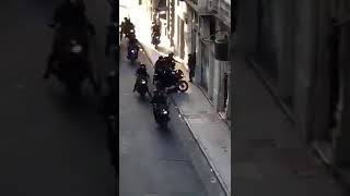 Policía con su moto pasa por arriba de una persona