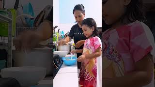 KAKAK LICIA BANTUIN MAMA GORENG AYAM || SO HAPPY #adayinmylife #masak  #familyvlog #cookingvideo