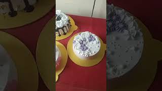 Vanilla and chocolate cake decoration idea