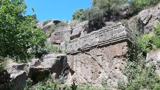 Trekking nei luoghi del mistero: la necropoli di Norchia e il vallone etrusco