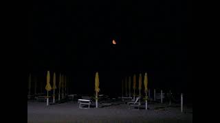 Luna rossa a Soverato, sera di venerdì ‎25 ‎luglio ‎2008.