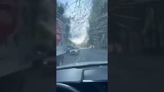 В Москве на капот автомобиля забрался полуголый мужчина и стал просить вызвать скорую