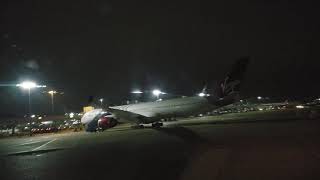 [4K] LOT Polish Airlines Boeing 737-800 night landing and long taxi at London Heathrow!