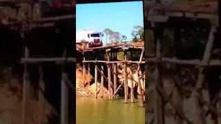 Ponte quebra e caminhão cai no rio