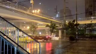 Shopping in rain at Bangkok klong toey market nov 2016