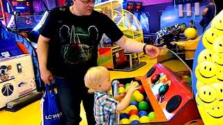 Малыш Лев играется с папой Little Leo is played with dad