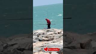 PESCADOR NO FINAL DO ESPIGÃO DA RUI BARBOSA FORTALEZA CE  #pescador #fortalezaceara #short