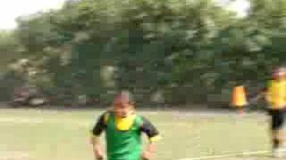 JUGANDO FUTBOL