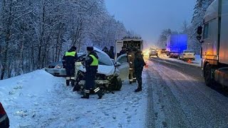 Не справился с управлением и протаранил 4 авто: 2 человека погибли в массовом ДТП на "Коле"