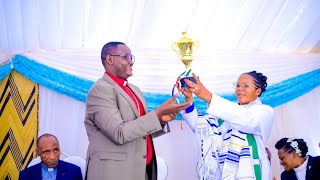 Rugamba ahawe igikombe na Rvr pastor Uwamarayika Odette nkishimwe kubw'umurimo wimana