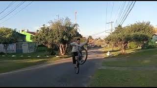 dando grau de bike com uma mão