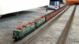 Doppeltraktion BR 151 mit schwerem Kohlezug unterwegs auf meiner Teppichbahn - Märklin 26593 & 00797