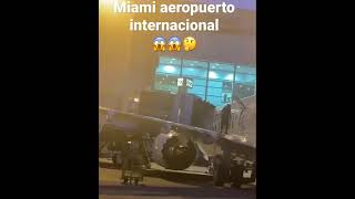 Un pasajero abrió la puerta de emergencia del avión y se tiro al ala en el Aeropuerto de Miami😱